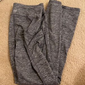 Workout pants with pocket